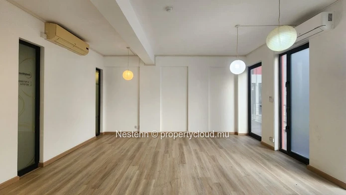 Freshly refurbished office in Ebène with garden view, 30.3 m², air conditioning, garage, generator, water tank, and c...