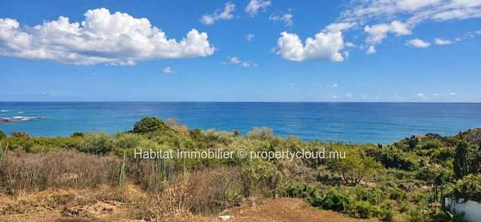 Unfurnished family house of approximately 230 m² at Flic-en-Flac