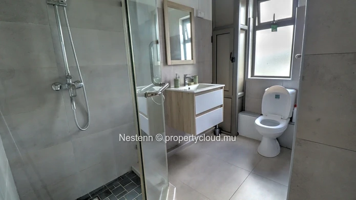Appartement 2 pièces de 115m², idéalement situé au centre de Curepipe.
