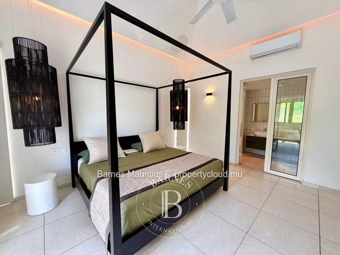RIVIÈRE NOIRE – Architect-designed villa with mountain view – 3 bedrooms