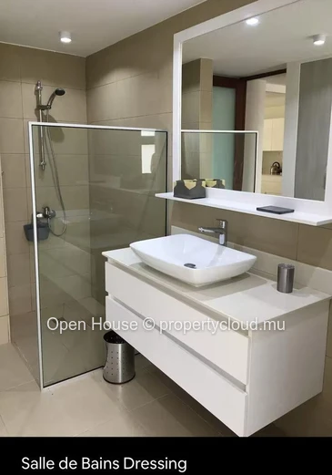 À vendre : Appartement R+2 - meublé, climatisé, cuisine équipée, dressing, terrasse 30m². Piscine commune, jardin, pa...
