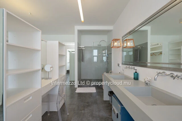 Beachfront Penthouse in Pereybère – 384 m², Plunge Pool