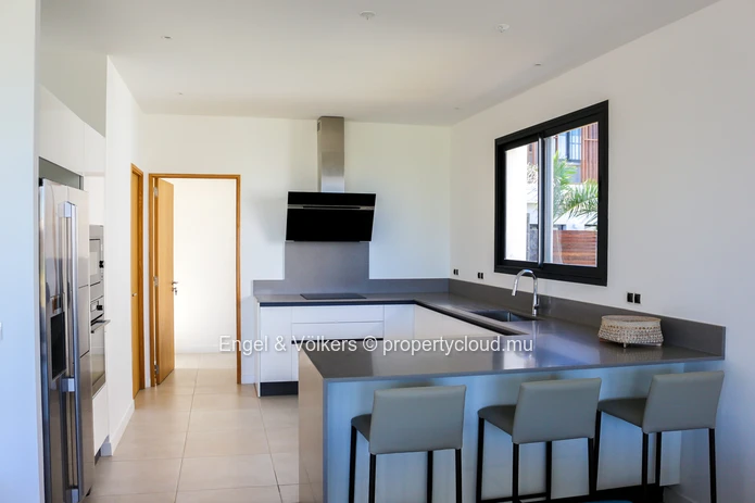 Luxury 4-Bedroom Villa in Tamarin – Private Garden & Pool
