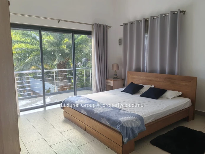 4-bedroom villa with swimming pool and spacious outdoor area