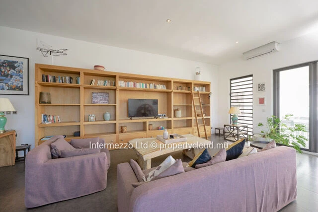 Beachfront Penthouse in Pereybère – 384 m², Plunge Pool