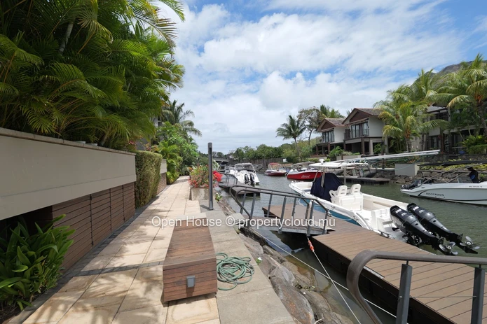 Duplex 3 chambres avec piscine privée à vendre à Rivière Noire