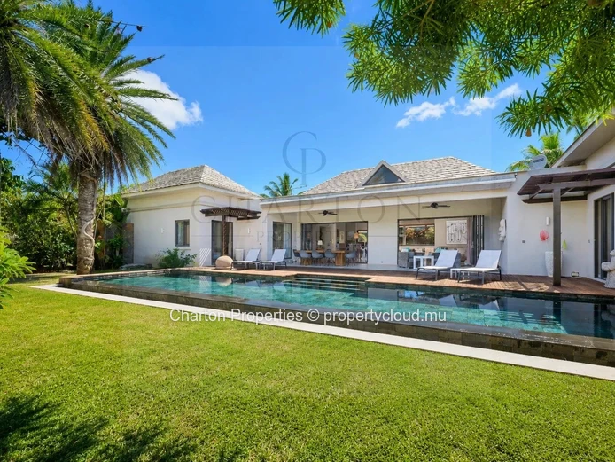 Villa élégante de 4 chambres en suite avec bureau – Une propriété familiale au cœur d’un cadre tropical privilégié