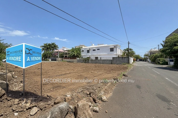 Residential land at 10 min walk from the public beach