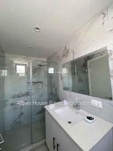 Furnished villa for rent in Péreybère, 162m², 3 en suite bedrooms, private pool, garden, solar panels, water tank, cl...