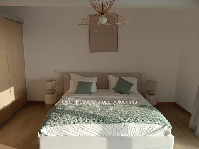 Appartement R+2 à vendre à Grand Baie, 150m², 3 chambres, vue montagne, meublé, climatisé, parking gardé, accessible ...