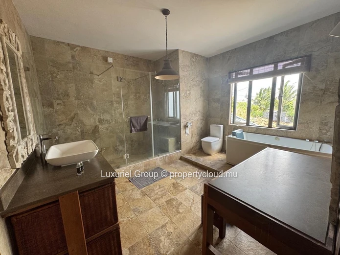 Belle propriété de prestige sur grand terrain a vendre à Grand Baie