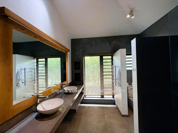 Luxury 4 bedroom Villa with garden and swimming pool for rent in Moka