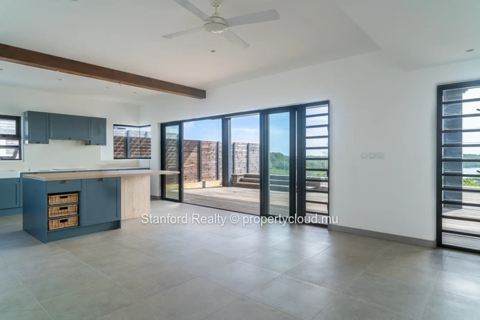 Luxury 3-Bedroom Penthouse with Private Plunge Pool & Sea View - St Antoine