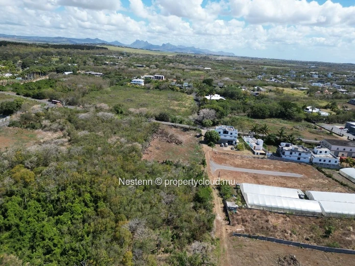 Terrain résidentiel de 844m2 idéal pour maisons ou commerce terrain d'angle divisible 