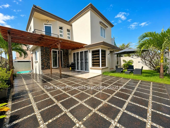 Family home with private pool for rent in Goodlands