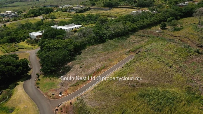 Mountain view land of 1513 m² in an exceptional estate 