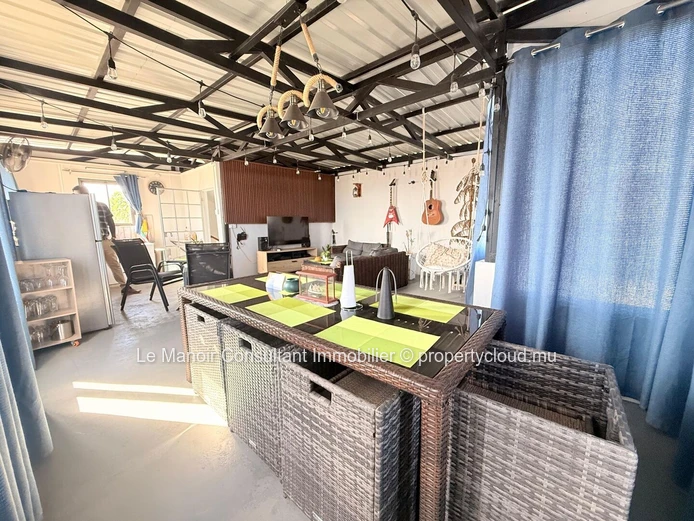 Maison individuelle de 2 étages avec toit-terrasse aménagé et vue mer- vendue entièrement meublée