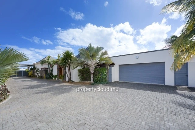 A vendre villa de 4 chambres en suite + bureau de 414,20 m2 sur un terrain de 1 065 m2 accessible aux etrangers à Gra...