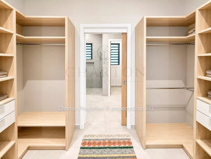 New 3-bedroom en suite apartment with mountain view