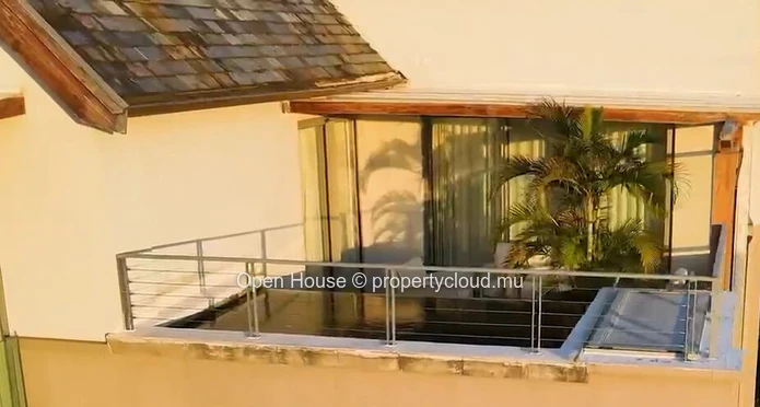 Penthouse 3 chambres avec piscine privée à louer à Rivière Noire