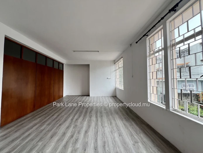 Maison Spacieuse et Polyvalente au Cœur de Curepipe : Idéale pour Famille ou Bureau