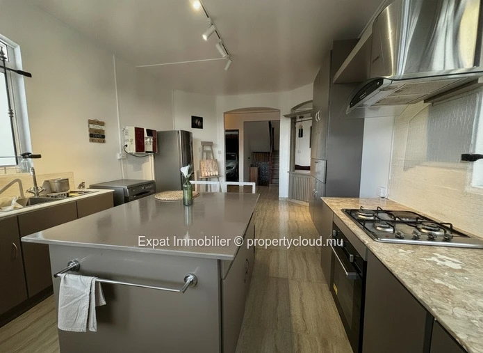 Villa 3 Chambres Avec Piscine, Garage Et Beaux Volumes – Péreybère