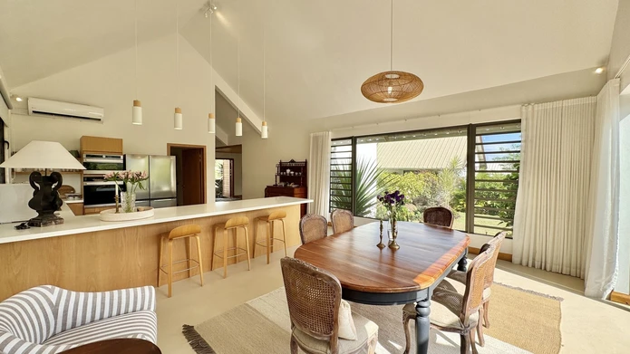 Villa de Luxe de 4 Chambres à Louer à Rivière Noire (Entretien Piscine & Jardin Inclus)