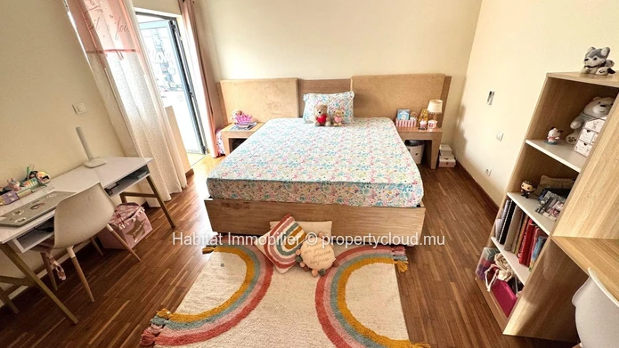 Découvrez un mode de vie élégant dans ce 183m² duplex penthouse entièrement meublé, alliant espace, praticité et empl...