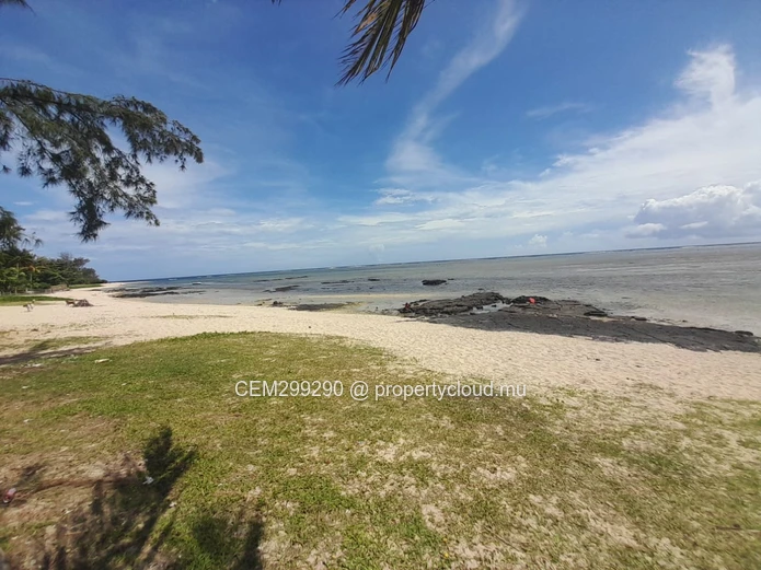  Individual beachfront Villa for Sale in Souillac