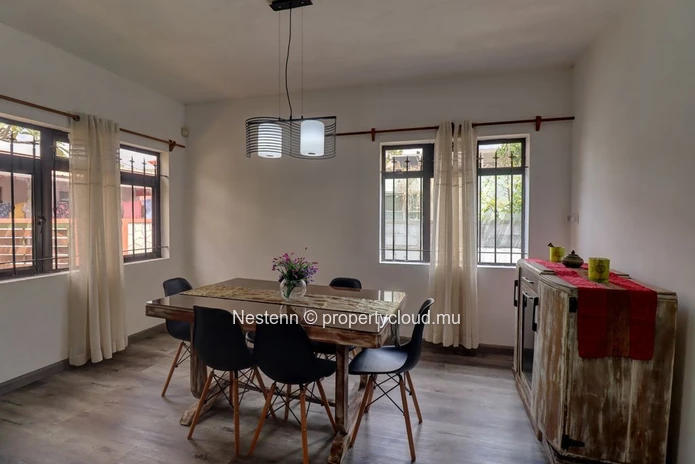 Charmante maison au rez-de-chaussée avec espace jardin – Proche du pont SAJ
