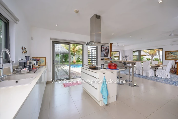 RES villa, accessible to non-Mauritians, for sale in Grand Baie, 362m² of living space, 1,185m² plot, 4 bedrooms, off...