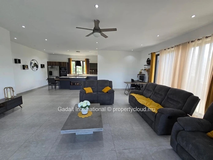 Exceptional penthouse with private rooftop in Pereybere – Sea & mountain views