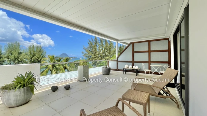 Penthouse en bord de mer à vendre à Rivière Noire | 3 chambres, vue sur la mer et terrasse spacieuse