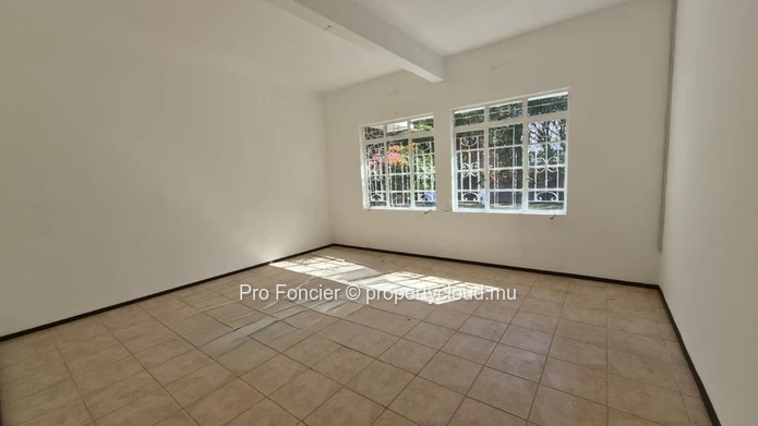 Office for rent in Quatre-Bornes - Well situated