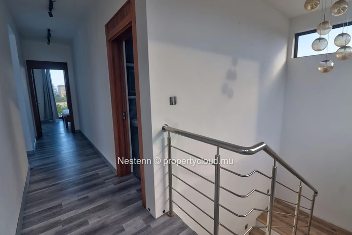 Villa duplex moderne à Côte d'Or avec 4 chambres, 3 salles de bains, vue sur la montagne, cuisine américaine meublée ...