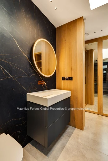 Villa ultra-moderne et autonome au cœur d'un domaine golfique avec piscine & jacuzzi