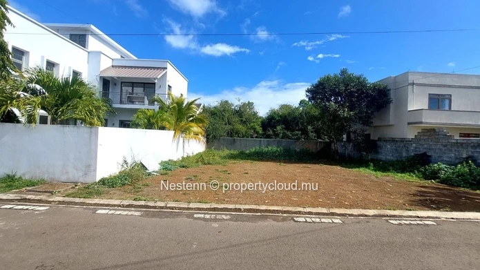 Commercial space for rent in Mon Choisy – Prime location near the golf course