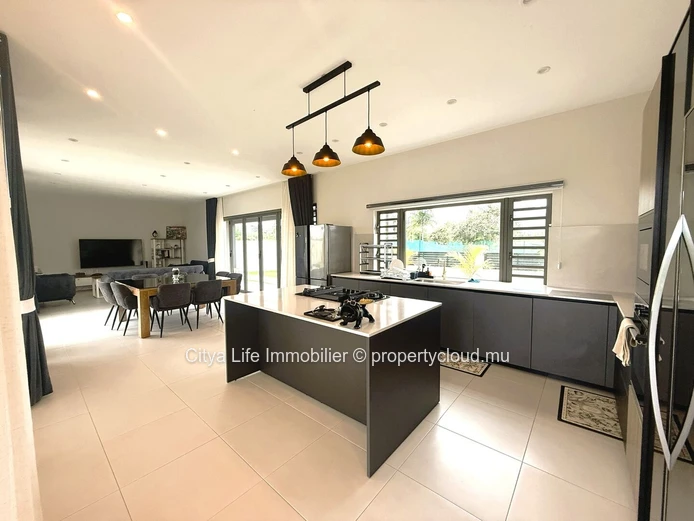 Villa d’Exception à Tamarin – Art de Vivre, Élégance et Vue Montagne