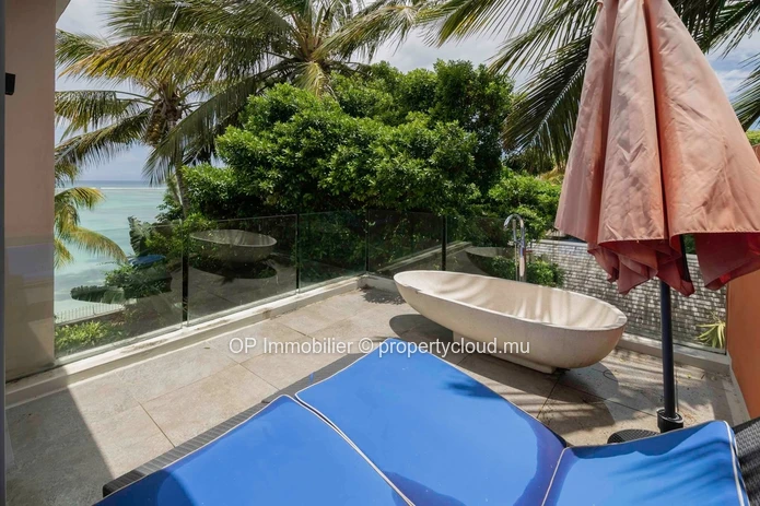 Penthouse à vendre à Péreybère, Grand Baie, 94m², 2 chambres, piscine commune, vue mer, meublé, climatisé. Rs 42M.
