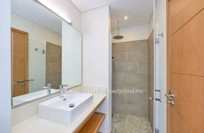 Villa 4 chambres en suite avec studio indépendant à vendre – Domaine de Mahé, Grand Baie – Jardin tropical & sécurité €