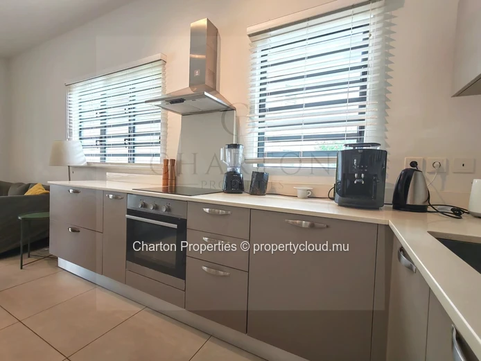 Duplex de 3 chambres avec piscine et jardin en bord de rivière à Rivière Noire
