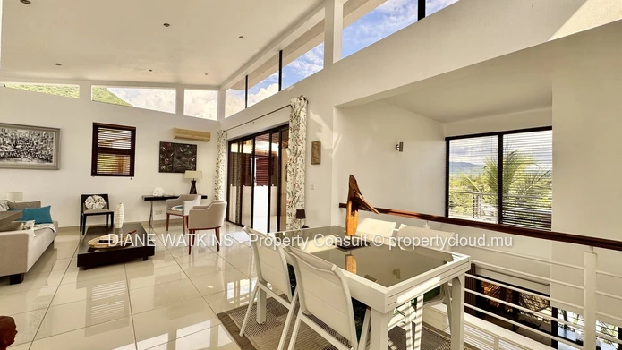 4-bedroom penthouse for sale in La Preneuse, walking distance to the beach with panoramic terrace and mountain views
