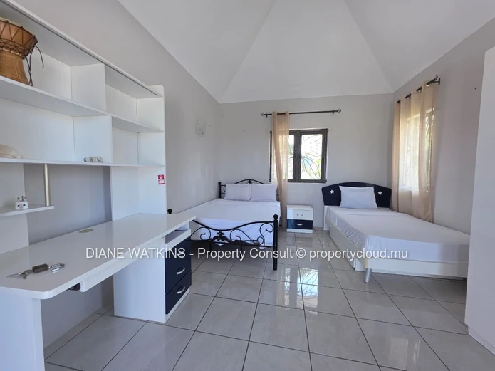 Spacieuse Villa Meublée de 6 Chambres avec Maison d’Amis, Piscine Privée et Jardin dans un Quartier Résidentiel Prisé