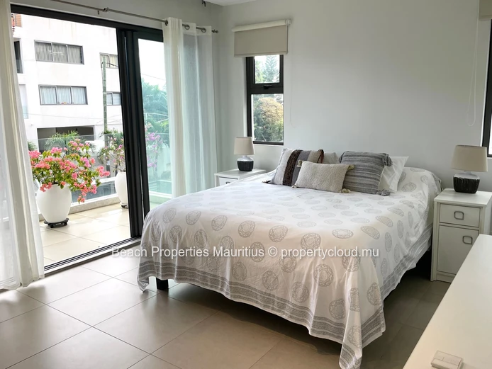 Open Plan 3 Bed Apartment | Minuets away from Beach + Housekeeping