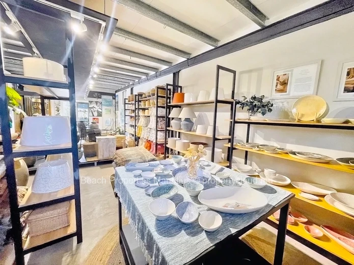 Bâtiment à louer à Tamarin, Ouest, 75m² avec vue montagne et commodités haut de gamme