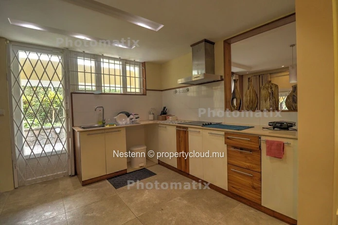 Sophisticated villa  of 418m2 with lush garden, pool & scenic terraces