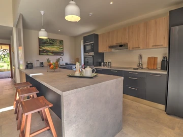 3-bedroom villa with private pool, jacuzzi, sea access, and close to golf