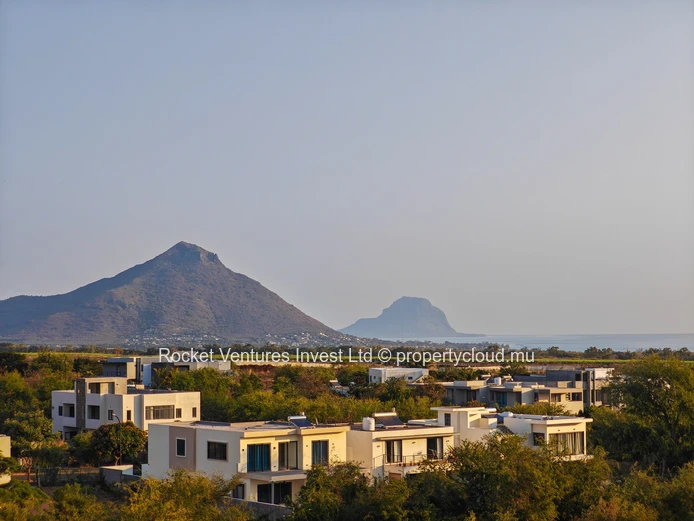 3-Bedroom Penthouse with Rooftop Jacuzzi and Sea View in Flic en Flac, West