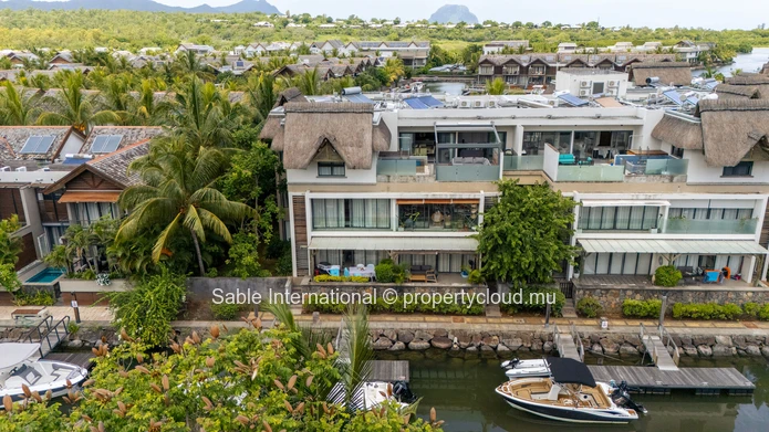Penthouse PDS à vendre à Tamarin, Rivière Noire. Terrain de 210m², 3 chambres, piscine privée, vue rivière et montagne.