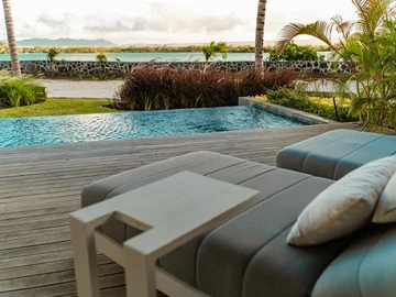 Contemporary Waterfront Villa 